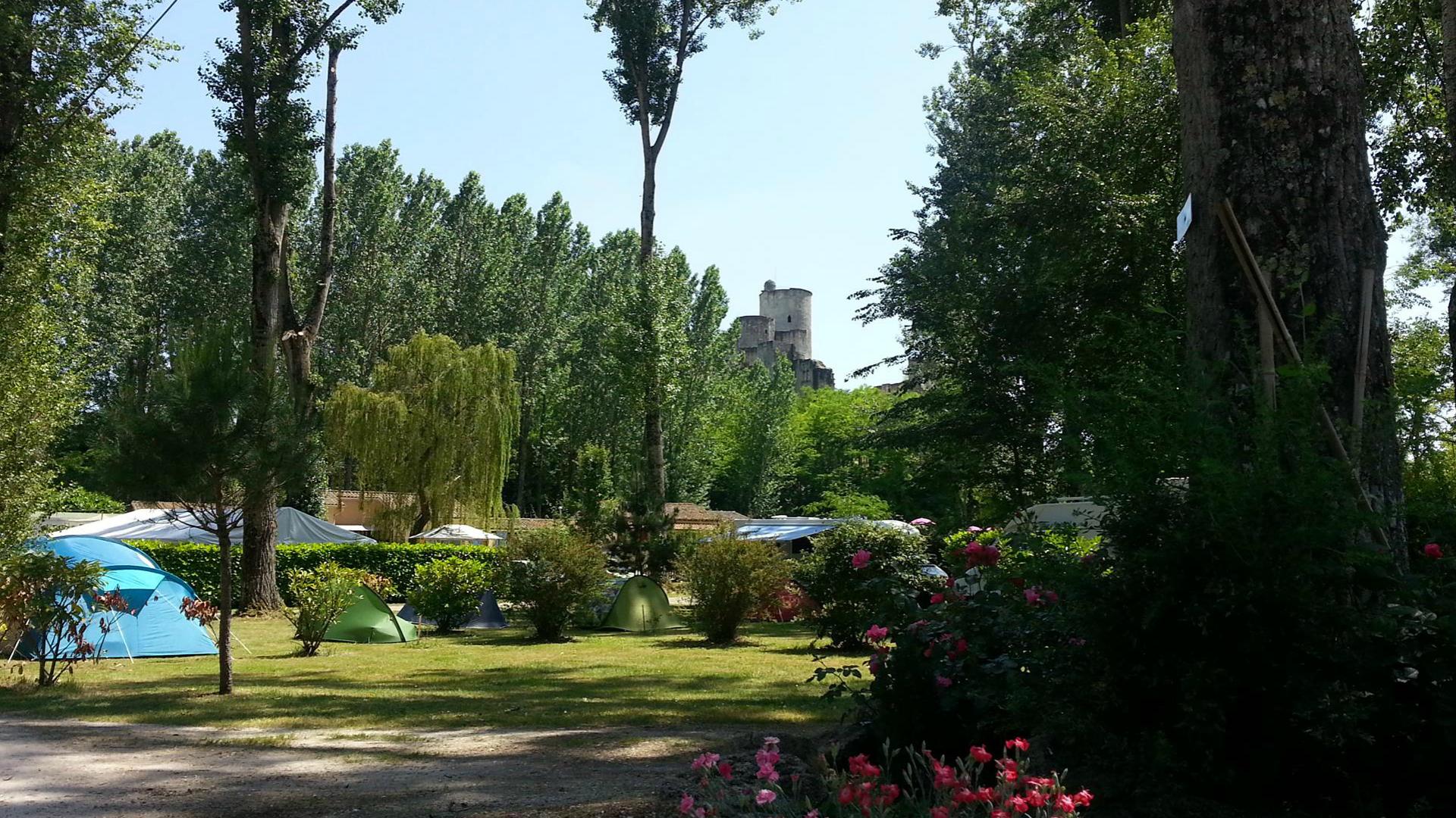 Allée camping vue sur Château - Gironde