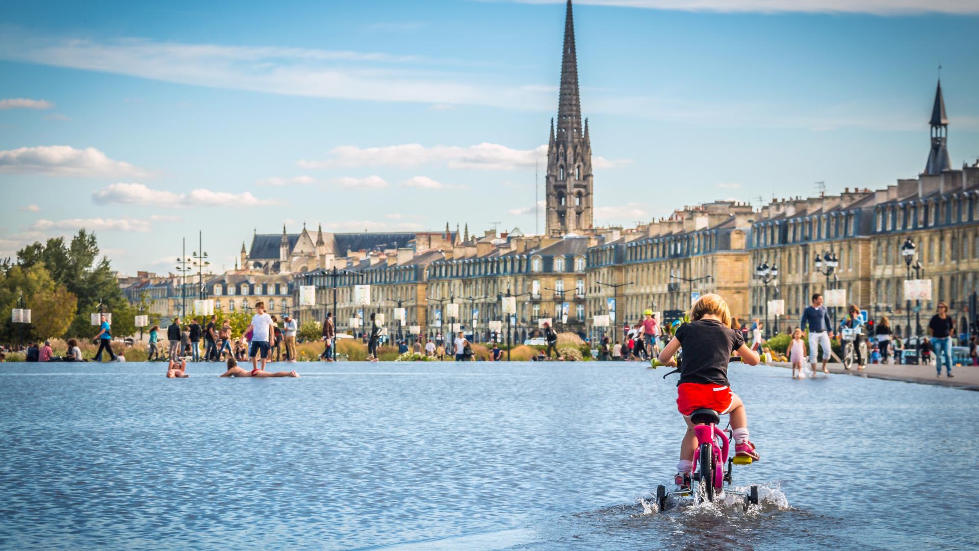 Miroir d'eau Bordeaux, petite fille à vélo