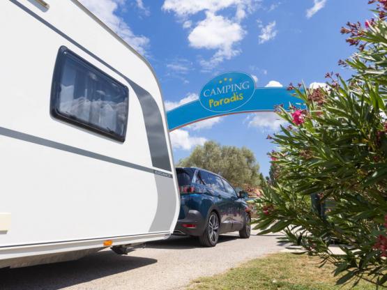 Emplacement Premium : tente, caravane ou camping-car + 1 véhicule + électricité