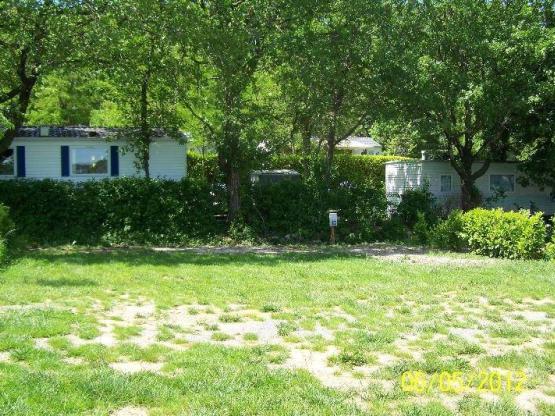 Emplacement large (>=90 m²), voiture + électricité (10A)