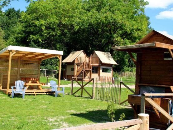 Forfait Premium (sanitaire privatif et pergola / 1 voiture / électricité 10A / frigo)