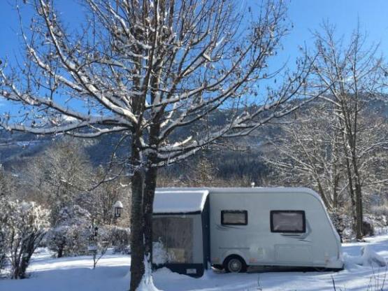 Großer Stellplatz 100-120m², Strom 10A (1 Zelt, Wohnwagen oder Wohnmobil / 1 Auto / 10A Strom)