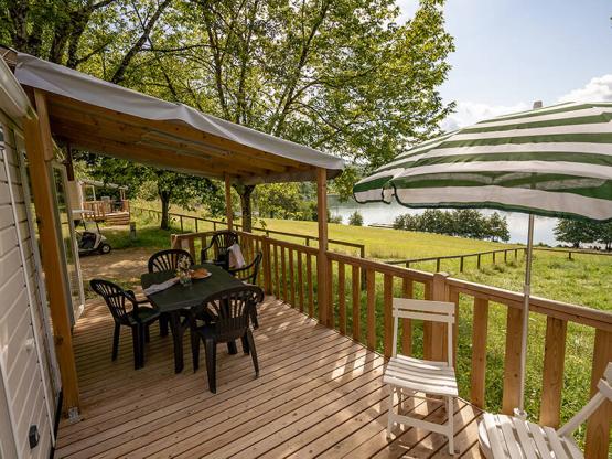 Stacaravan Premium 29m² (2 slaapkamers) + uitzicht op het meer + Half-schaduwrijk terras 6m²