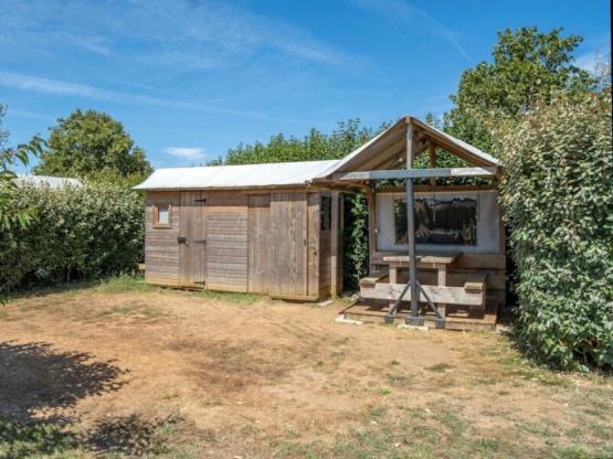 Forfait PREMIUM : emplacement 16A équipé d'une Freecamp, cabane privative avec sanitaires et cuisine