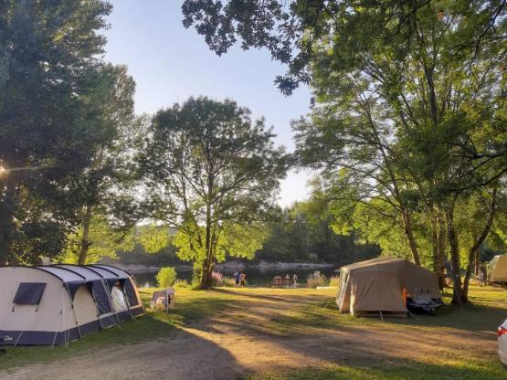 Emplacement XL de 125m2, vue fleuve, + voiture