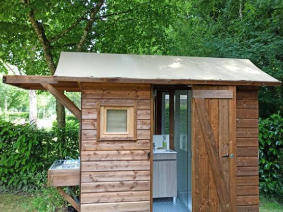 EMPLACEMENT AVEC SANITAIRE INDIVIDUEL - Electricité 16A + Eau + Evacuation + Cabine sanitaire