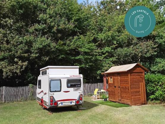 EMPLACEMENT AVEC SANITAIRE INDIVIDUEL - Electricité 16A + Eau + Evacuation + Cabine sanitaire