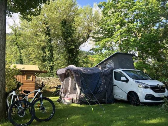 Emplacement Premium XL 120m² avec sanitaire privé (1 véhicule + 1 tente ou 1 caravane)