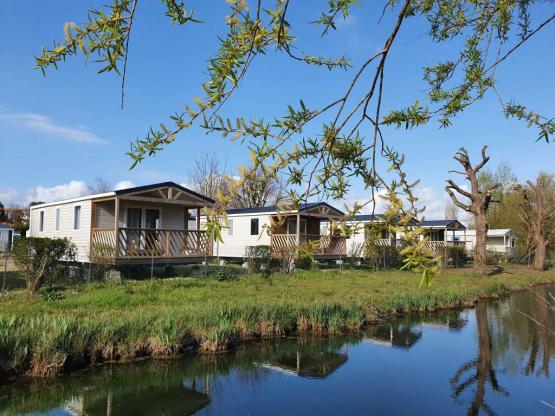 Mobilheim Premium 25m² - 2 Schlafzimmer + überdachte Terrasse + TV + Spüllmachine