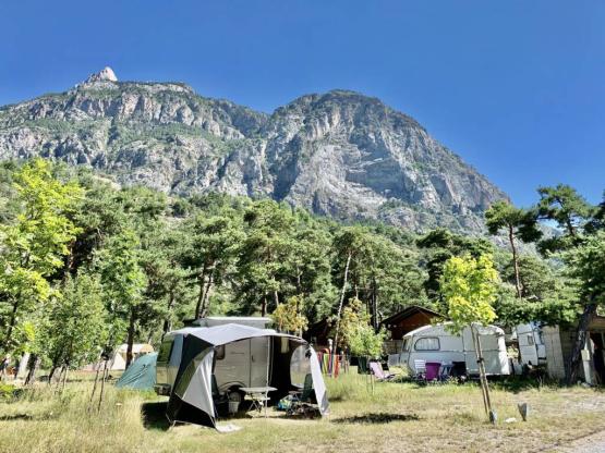 Emplacement Tente, Caravane et Camping-Car (voiture sur le parking privé après avoir déchargé)