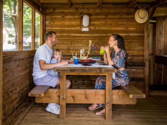 Forfait Freecamp Guinguette : sanitaire privatif, coin cuisine, terrasse couverte avec coin repas