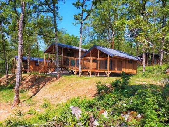 2 CABANES RELIEES PAR UNE PASSERELLE VUE EXCEPTIONNELLE (1 cabane pour 5 et 1 cabane pour3 )