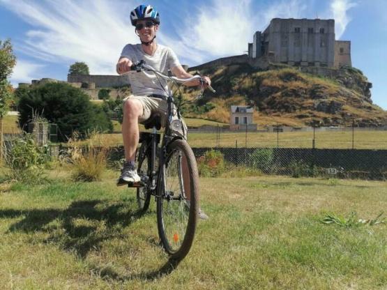 HIKERS, CYCLISTS PACK,  + pitch + vehicle (s) + electricity