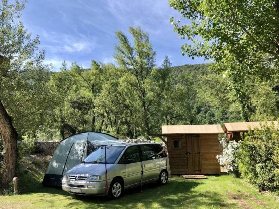 Emplacement Premium 80m² avec sanitaire privé (1 véhicule + 1 tente ou 1 caravane)