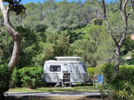 Emplacement CARAVANE CONFORT  avec électricité 10A, eau et évacuation des eaux usées