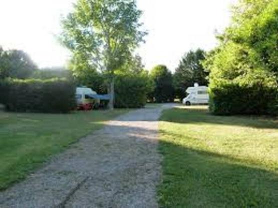 Emplacement + 1 voiture + tente, caravane ou camping-car + électricité