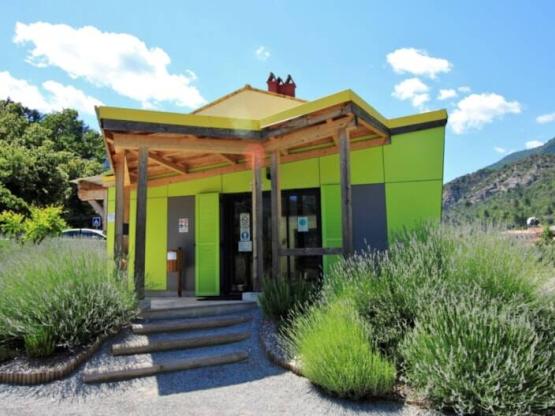 Emplacement + 1 voiture + tente, caravane ou camping-car