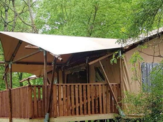Tente Safari en bois et toile 2 chambres + TV