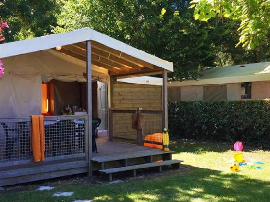 Tente équipée 1er Prix 2 chambres + terrasse couverte