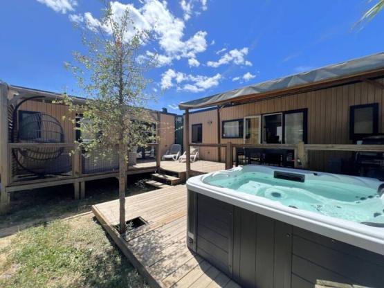 Mobil-home Premium (35+28m²) 5 chambres + SPA + terrasse 44m² + TV + LV + clim + plancha + 2 SDB