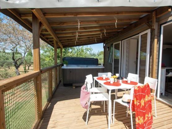 Mobil home Sillans Jacuzzi privé - 32m²  - 2 chambres - Lave-vaisselle + Tv + A/C