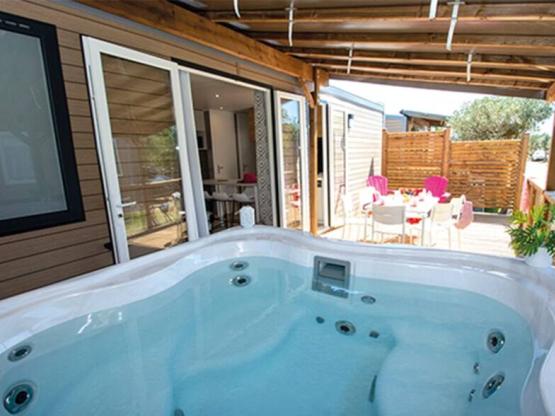 Mobil home Cotignac Jacuzzi privé - 33m² - 3 chambres - Lave vaisselle + TV + A/C