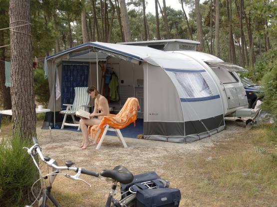CLASSIC : Emplacement caravane ou camping car (5 à 6.50m)