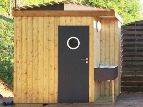 Stellplatz 90m² mit privaten Sanitäranlagen