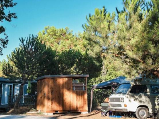 Forfait PREMIUM (tente/caravane/camping-car) avec sanitaire individuel, frigo, évier et plancha