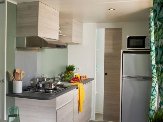 Mobil-home Premium 33m² (2 ch) + Terrasse couverte + climatisation + LV + TV + linge de maison