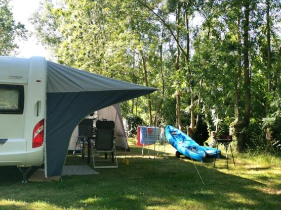 Emplacement Au bord de l'eau avec électricité 10A (1 véhicule + 1 tente/caravane ou camping-car/van)