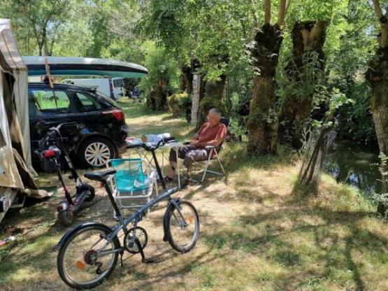 Emplacement Au bord de l'eau avec électricité 10A (1 véhicule + 1 tente/caravane ou camping-car/van)