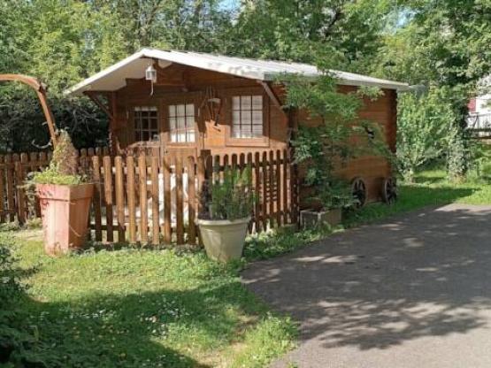 Kleines Holzchalet mit Schlafsaal (ohne Küche und Wasser)