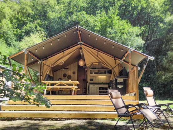 Tente Safari, 4 personnes avec sanitaires privatifs.