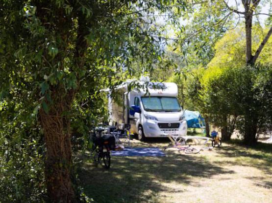 Standplaatsen Privilège rivieroever (elektriciteit 16A + water + koelkast + tafel)