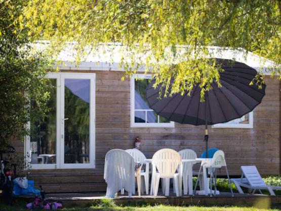 Stacaravan Premium 32m² (2 slaapkamers) + TV + airconditioning + terras