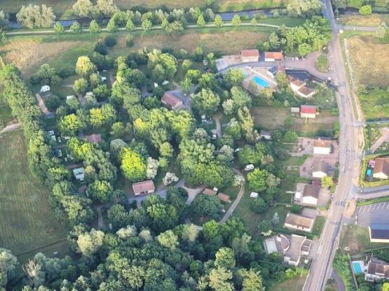 Parcela CONFORT 1 coche + tienda, caravana o autocaravana + electricidad