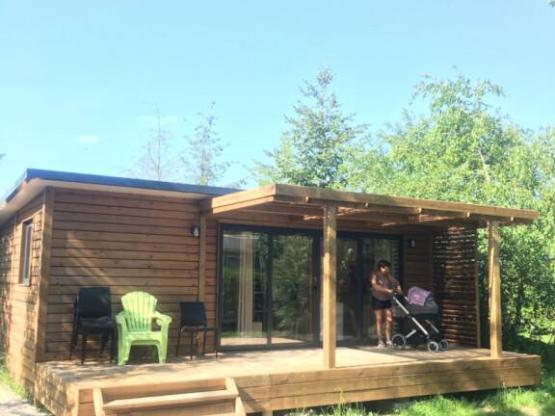 Gamme FAMILY Chalet PORTLAND- Grande baie vitrée pour accéder à la terrasse : luminosité garantie!