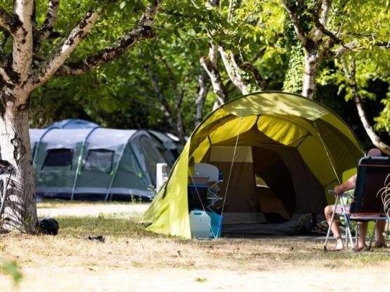 Emplacement CONFORT 2 pers , mini 80 m², elect 16A, eau potable, assainissement sur emplacement,