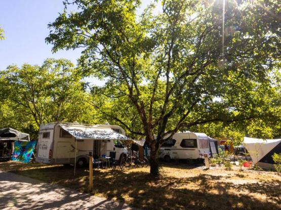 Emplacement camping car, van, CONFORT , min 80 m², elect 16A, robinet eau potable, vidange,