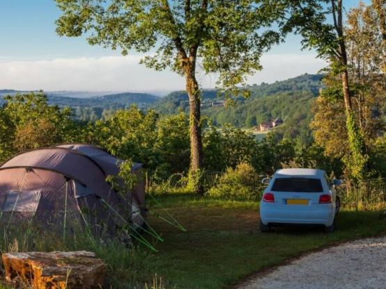 Forfait Tout Confort +120m2 (1 tente + électricité + frigo, caravane ou camping-car/1 voiture)
