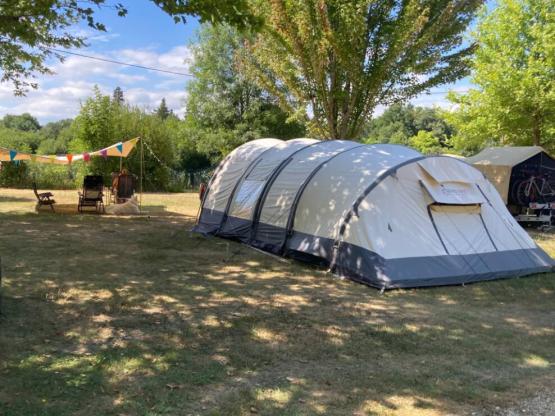 Emplacement 10 ampères : voiture + tente ou caravane