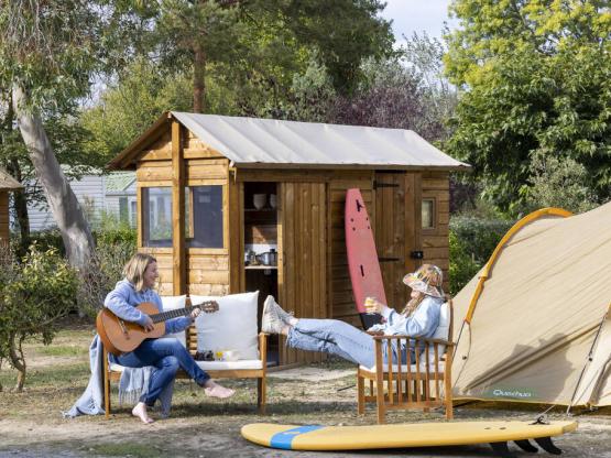 Forfait Premium Freecamp équipé d'un sanitaire privatif + cuisine + quartier semi piéton