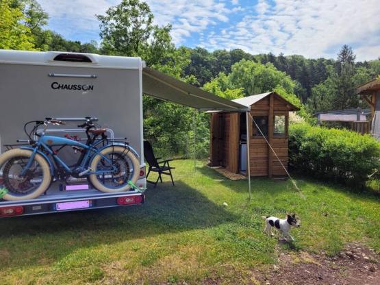 Emplacement Premium équipé d’une Freecamp Original 1/2 pers