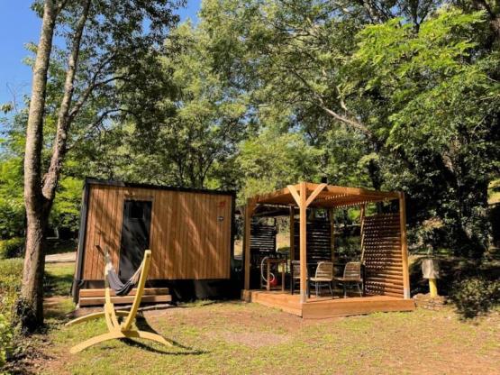 Emplacement Luxe avec électricité 10A ; sanitaires privés et Garden Pack