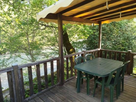 Mobil-home face à la rivière