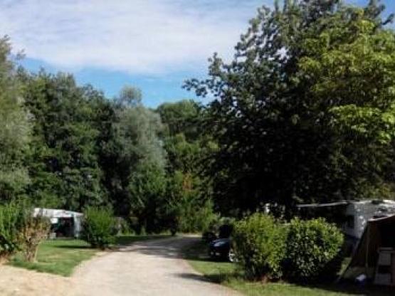 Forfait camping (emplacement, 2 personnes, 1 véhicule)