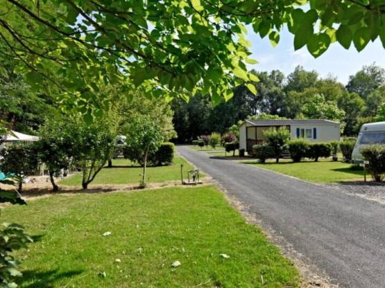 Forfait camping (emplacement, 1 véhicule) 2/6 pers.