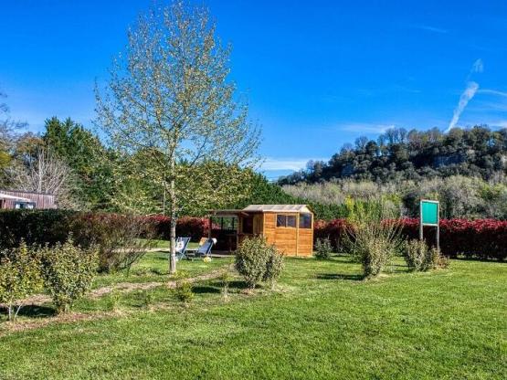 Forfait Premium Freecamp Guinguette - emplacement équipé d'une douche et d'un sanitaire privés.