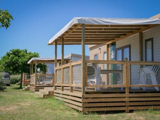 Homeflower Premium 29m² (2 kamers) + AIR CONDITIONING + halfoverdekt terras + TV + lakens + doeken